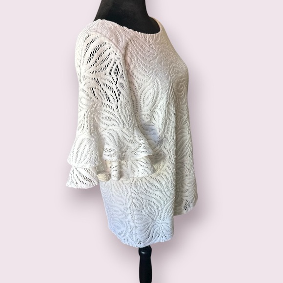 Lilly Pulitzer Lula Top – Size M
Style: Sea Swirling Lace in Resort White - Picture 3 of 11